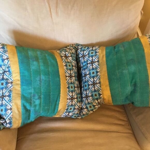 CLOSEOUT SALE $20 NWT Set of Two Handcrafted Quilted Pillows - Picture 6 of 9
